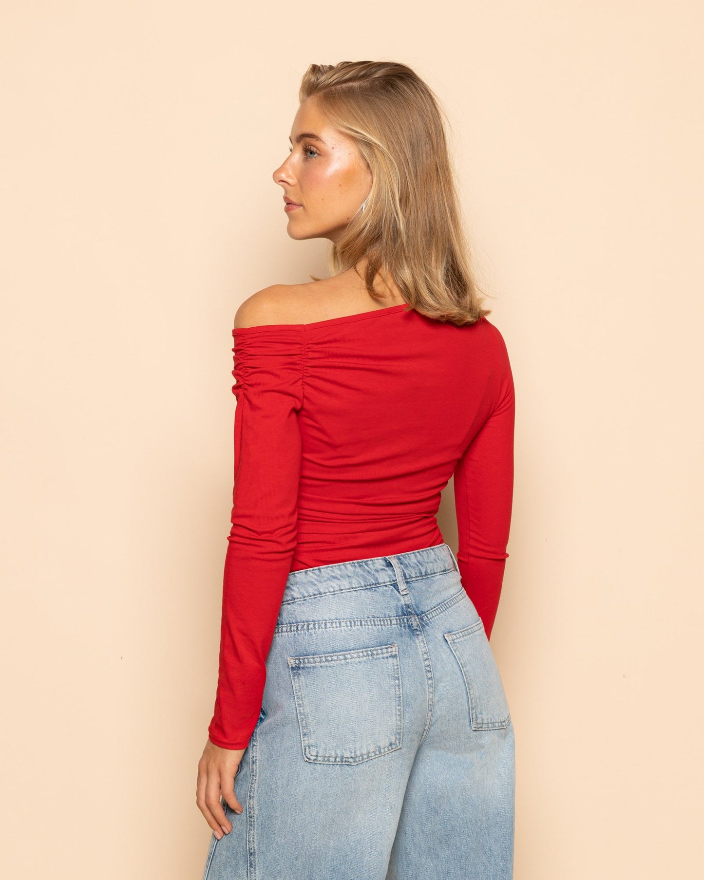 TAMARA-TOP ROJO CON HOMBROS DESCUBIERTOS Y FRUNCIDOS