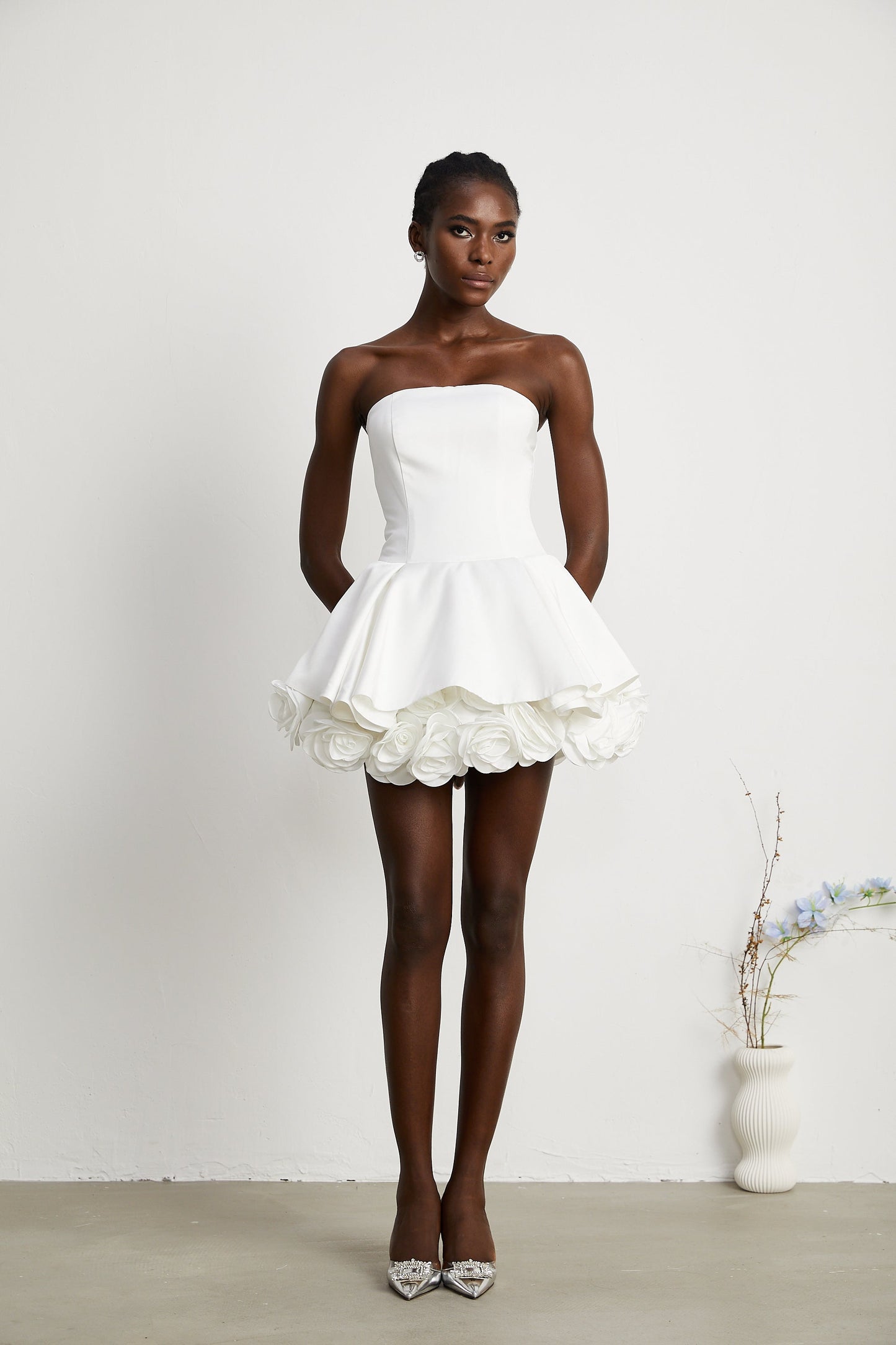 MARA | Vestido Mini sin Tirantes con Corsé y Capas de Pétalos en Color Blanco