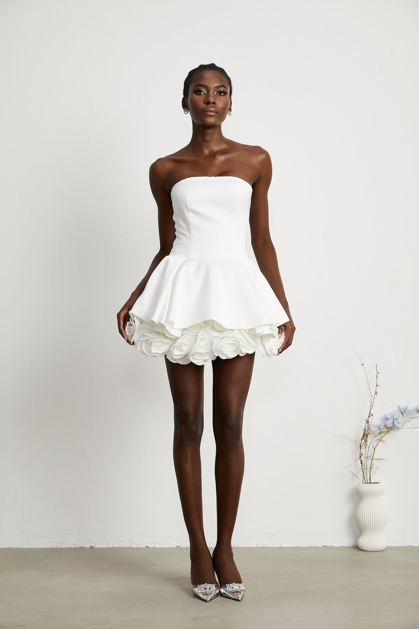 MARA | Vestido Mini sin Tirantes con Corsé y Capas de Pétalos en Color Blanco