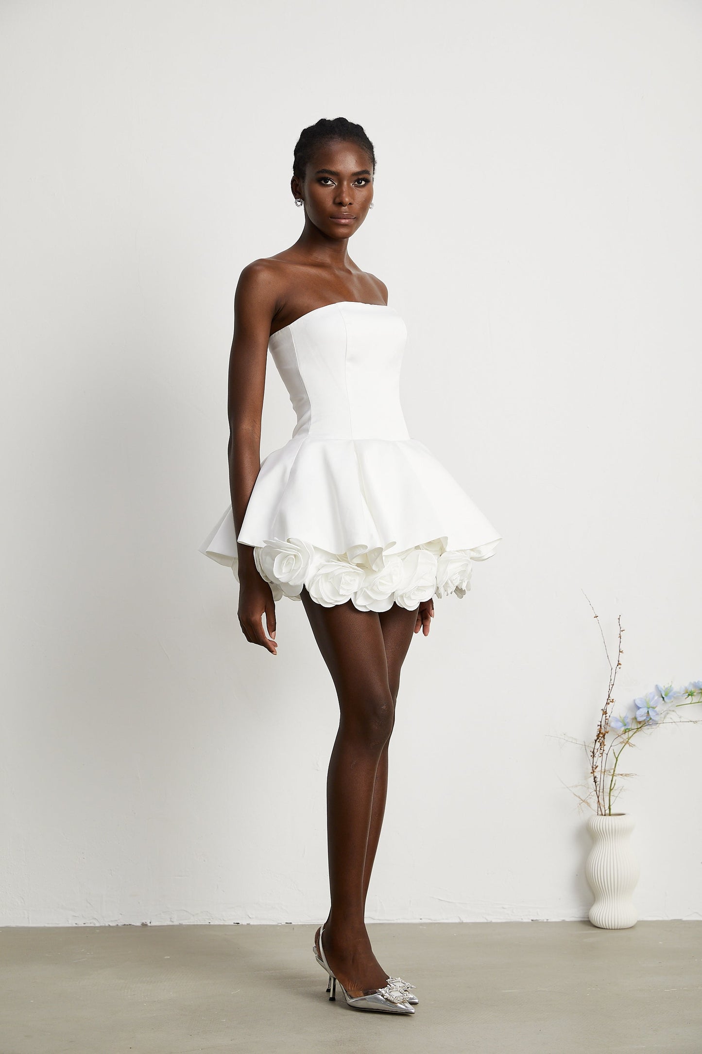 MARA | Vestido Mini sin Tirantes con Corsé y Capas de Pétalos en Color Blanco