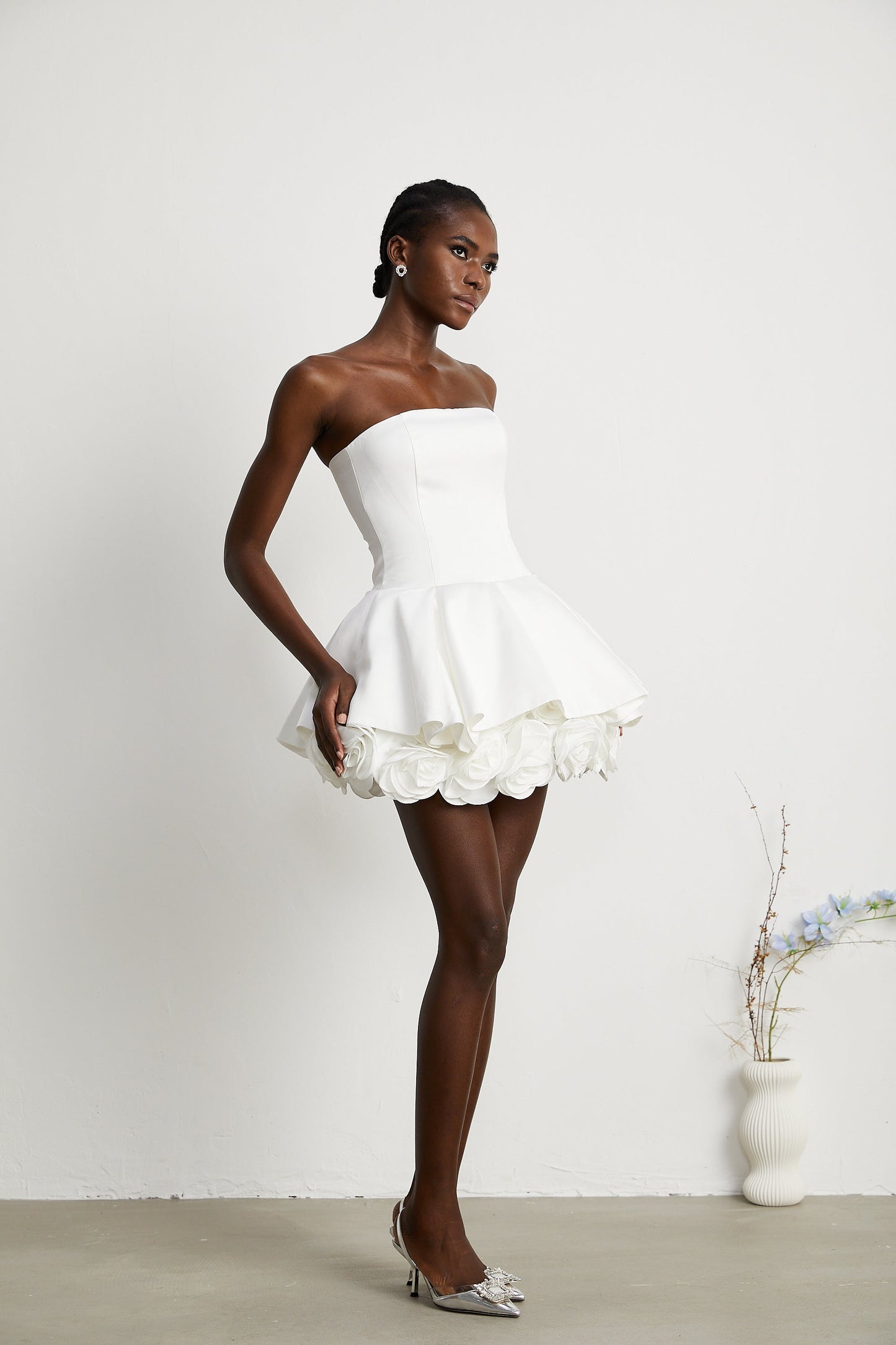 MARA | Vestido Mini sin Tirantes con Corsé y Capas de Pétalos en Color Blanco