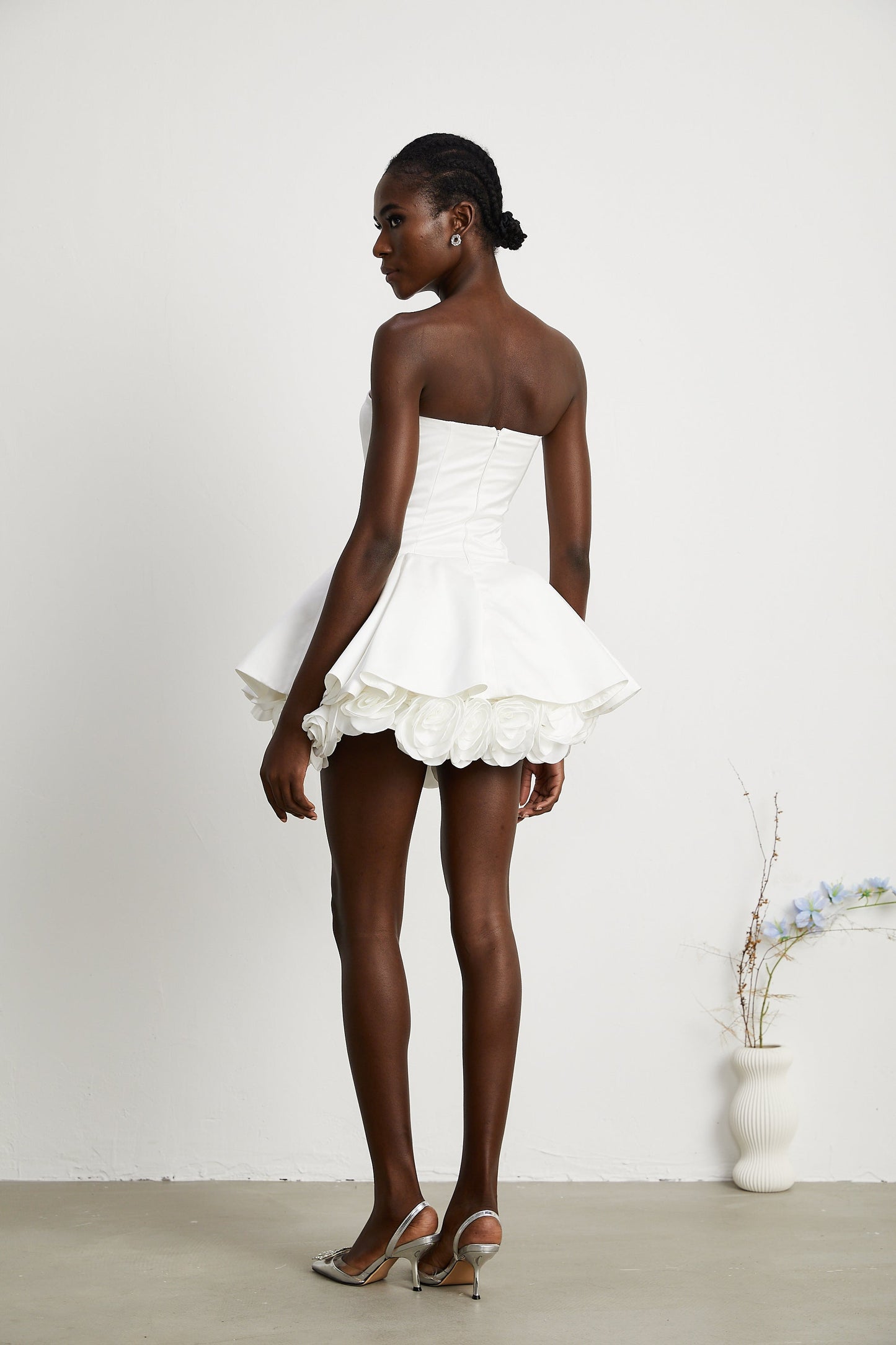 MARA | Vestido Mini sin Tirantes con Corsé y Capas de Pétalos en Color Blanco