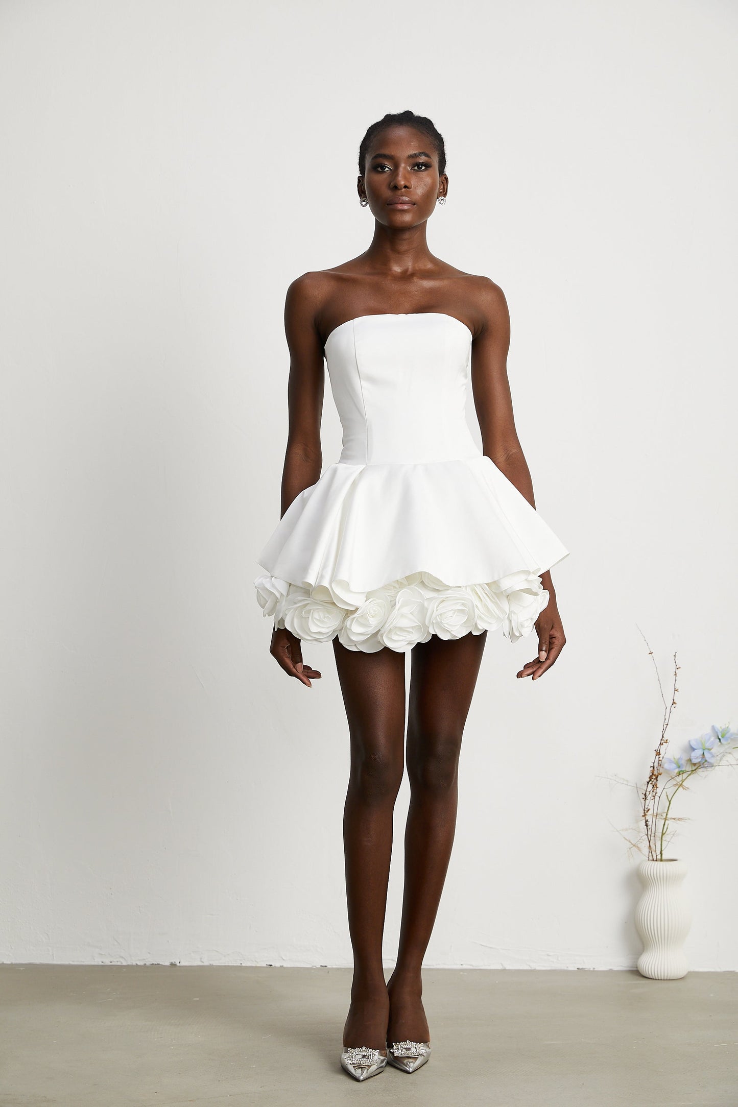 MARA | Vestido Mini sin Tirantes con Corsé y Capas de Pétalos en Color Blanco