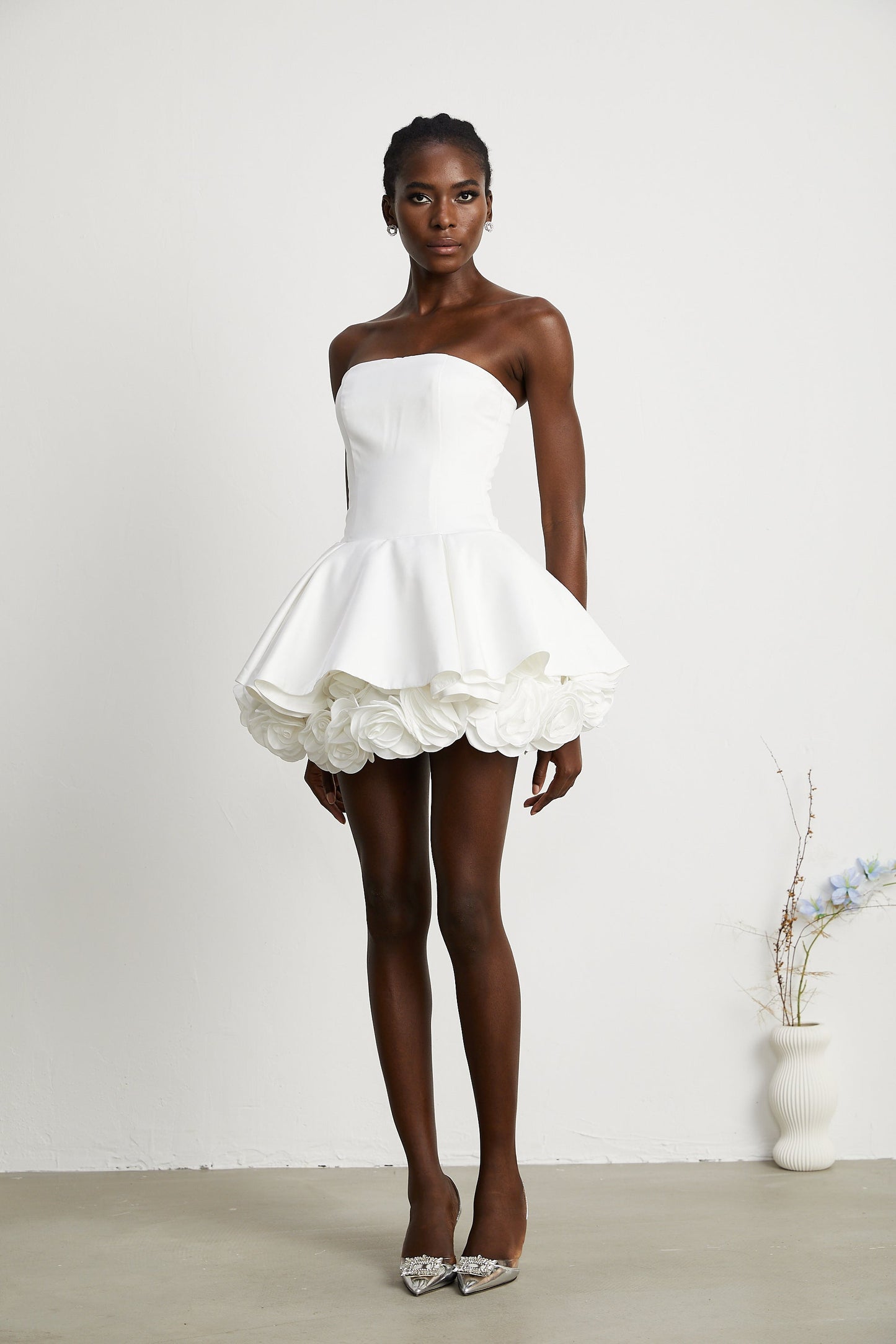 MARA | Vestido Mini sin Tirantes con Corsé y Capas de Pétalos en Color Blanco