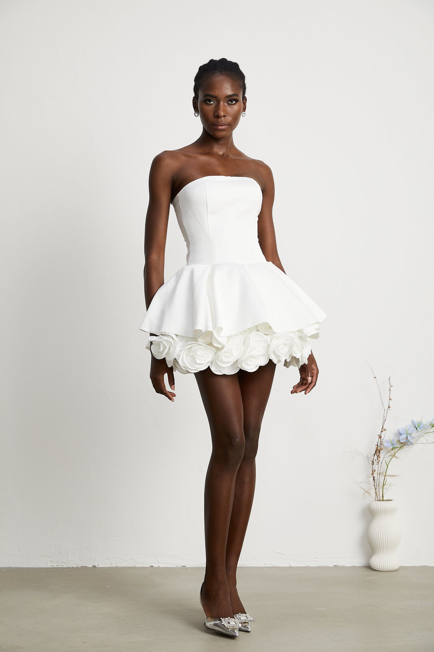 MARA | Vestido Mini sin Tirantes con Corsé y Capas de Pétalos en Color Blanco