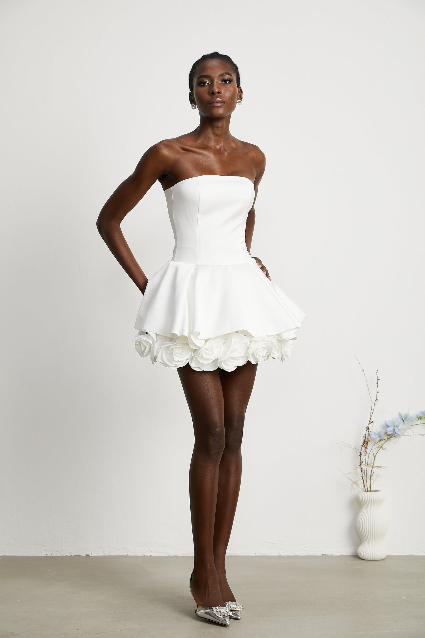 MARA | Vestido Mini sin Tirantes con Corsé y Capas de Pétalos en Color Blanco