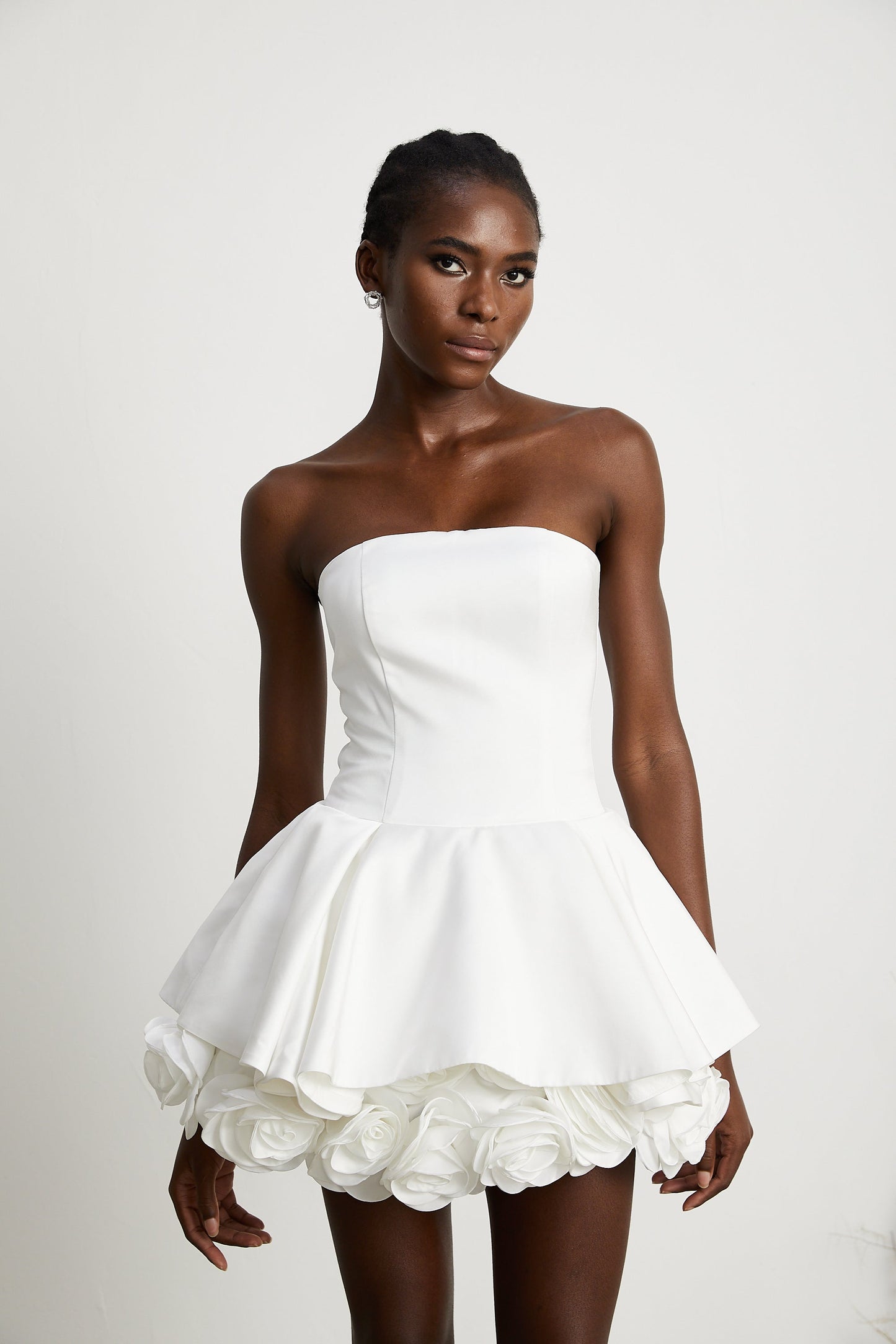 MARA | Vestido Mini sin Tirantes con Corsé y Capas de Pétalos en Color Blanco
