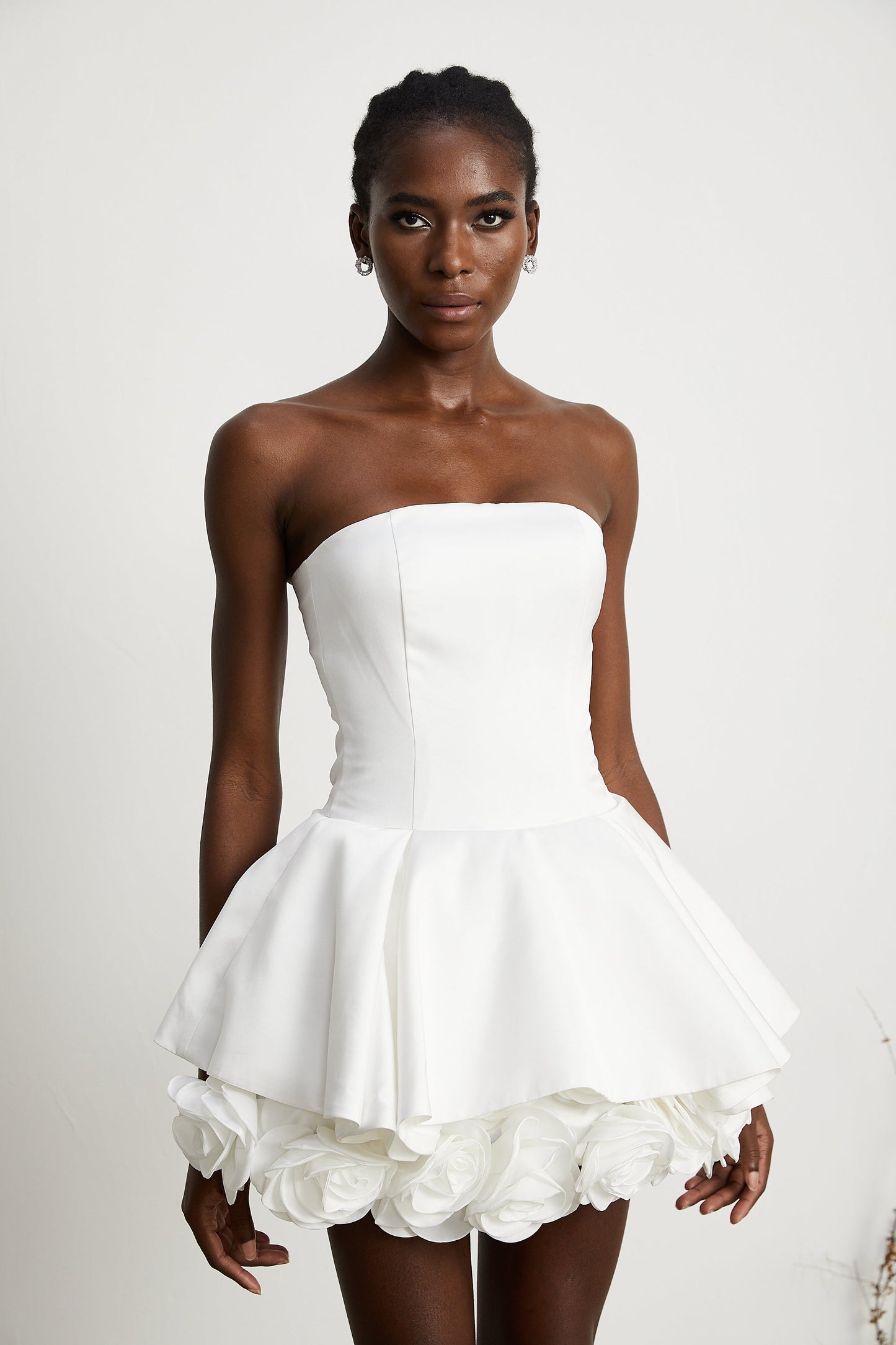 MARA | Vestido Mini sin Tirantes con Corsé y Capas de Pétalos en Color Blanco
