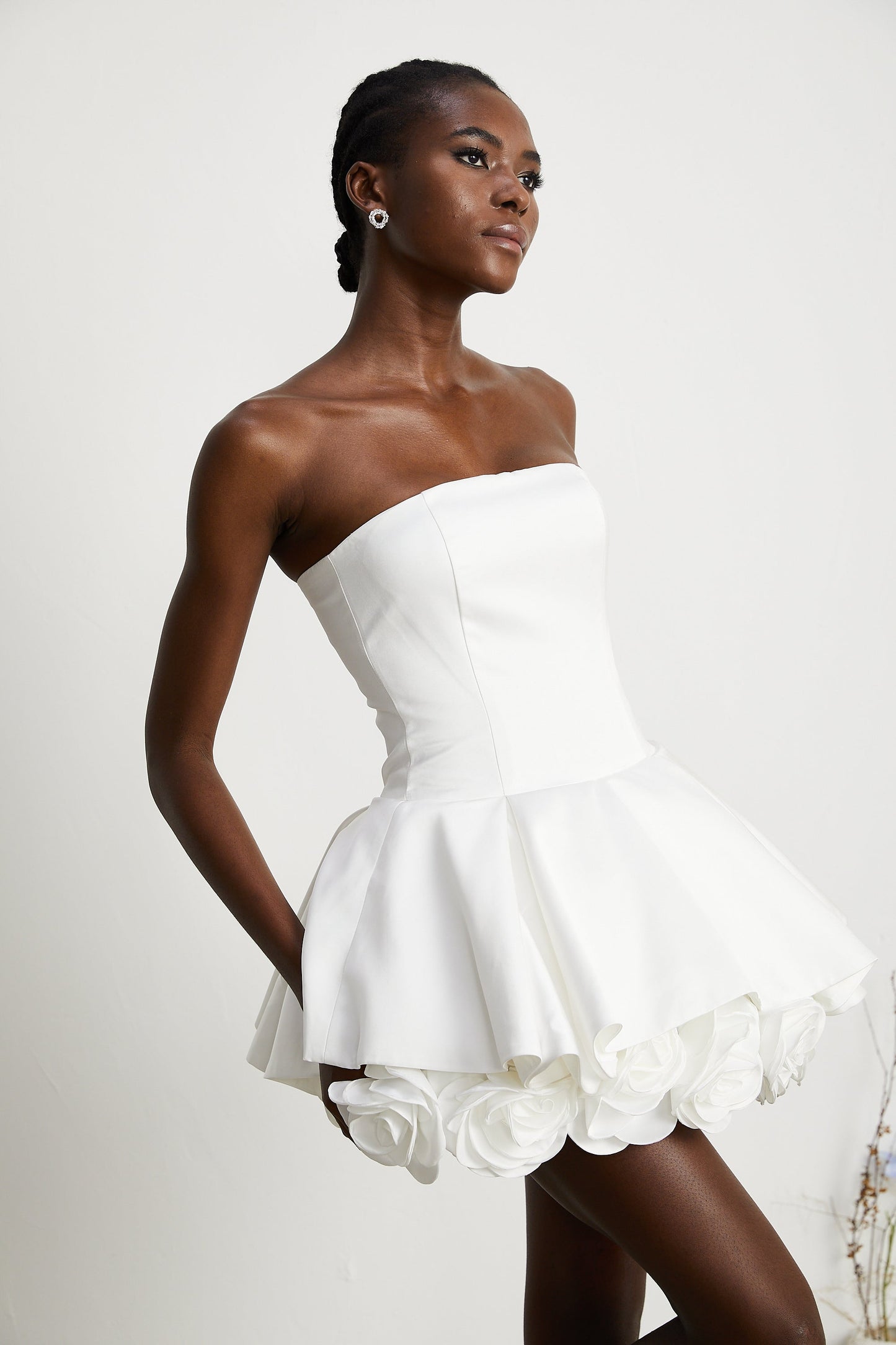 MARA | Vestido Mini sin Tirantes con Corsé y Capas de Pétalos en Color Blanco