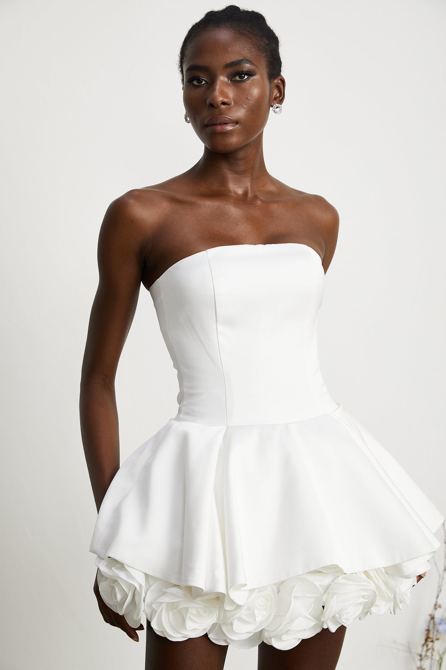 MARA | Vestido Mini sin Tirantes con Corsé y Capas de Pétalos en Color Blanco