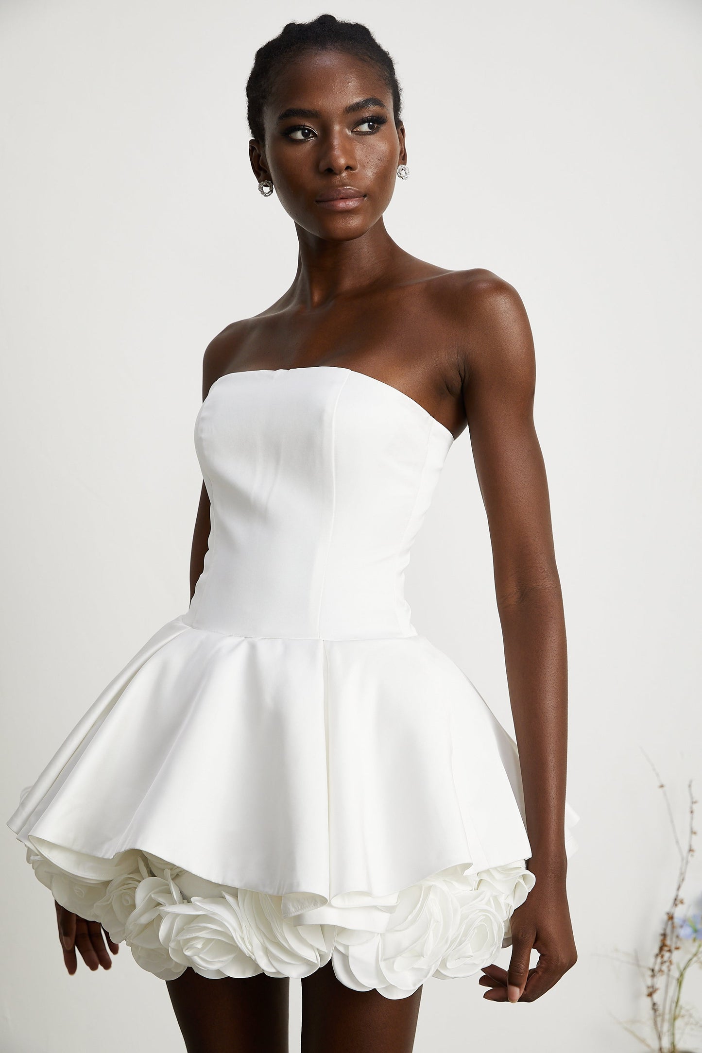 MARA | Vestido Mini sin Tirantes con Corsé y Capas de Pétalos en Color Blanco
