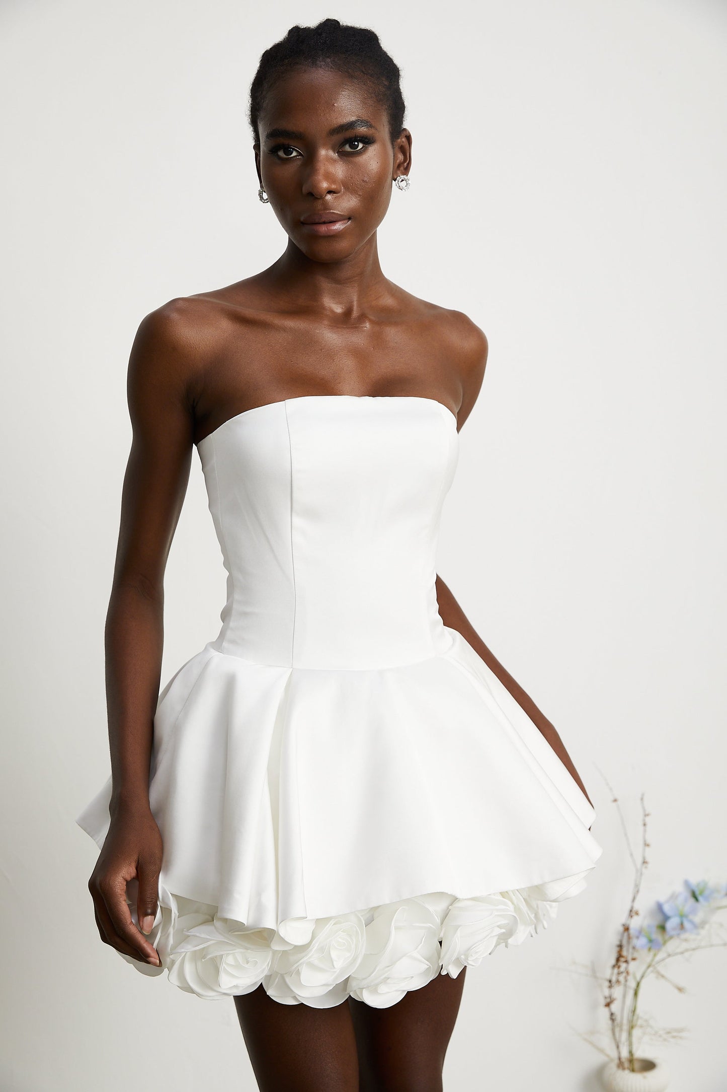 MARA | Vestido Mini sin Tirantes con Corsé y Capas de Pétalos en Color Blanco