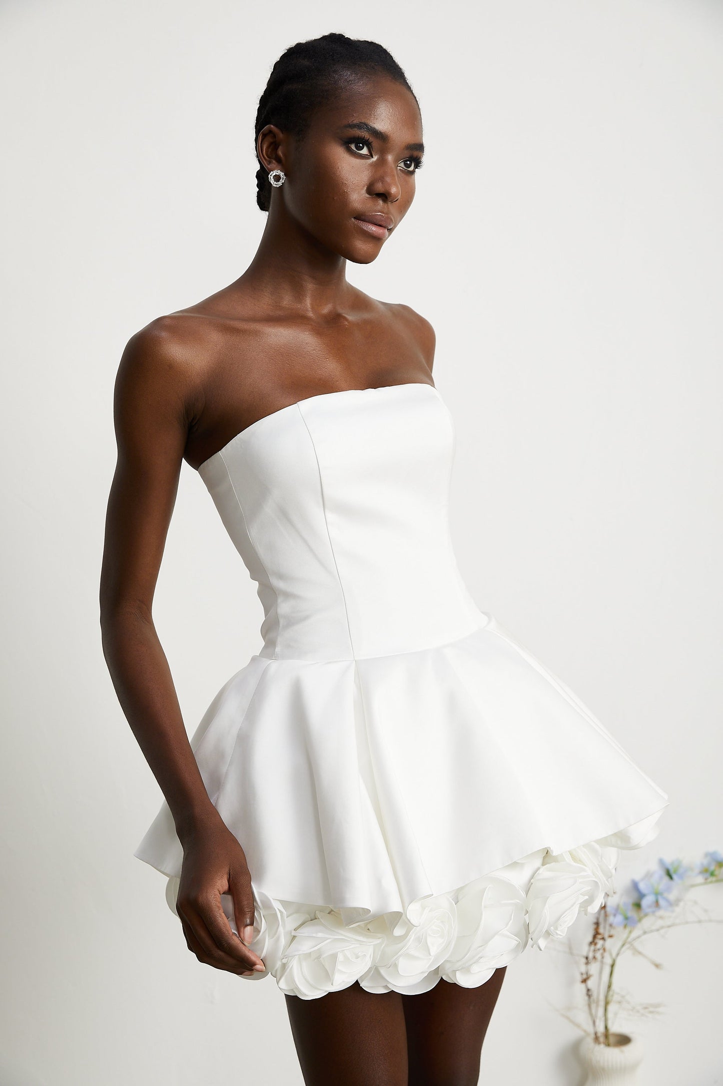 MARA | Vestido Mini sin Tirantes con Corsé y Capas de Pétalos en Color Blanco