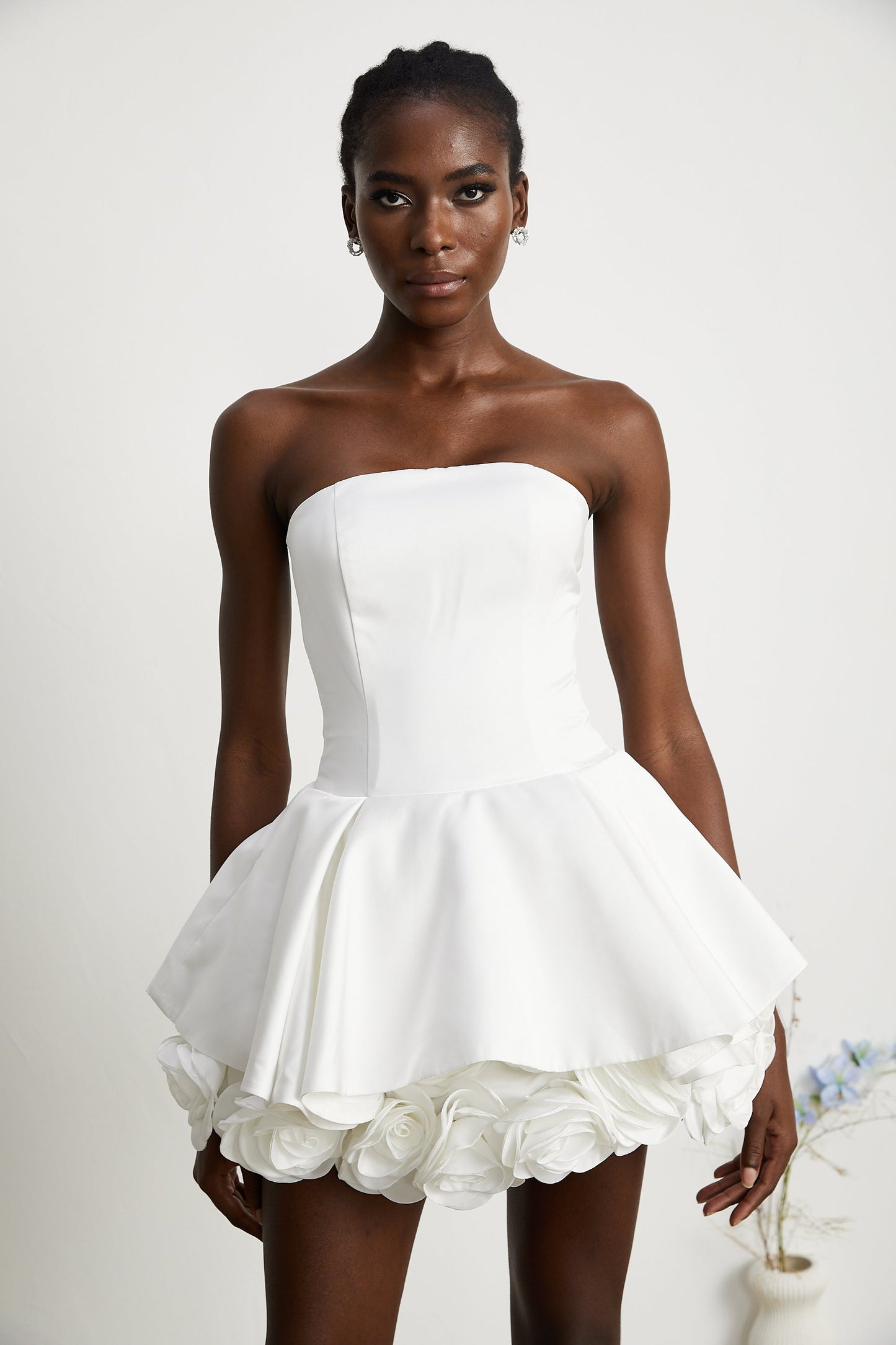 MARA | Vestido Mini sin Tirantes con Corsé y Capas de Pétalos en Color Blanco