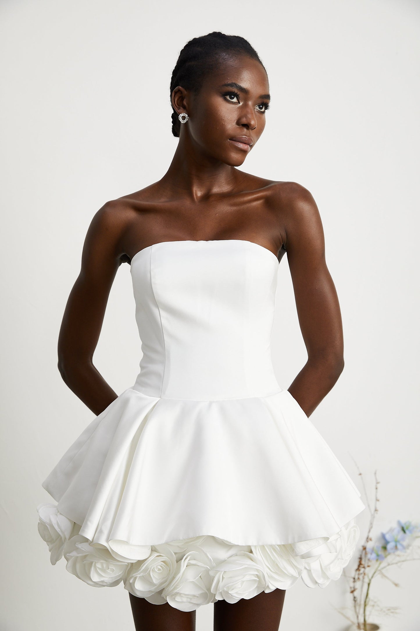 MARA | Vestido Mini sin Tirantes con Corsé y Capas de Pétalos en Color Blanco