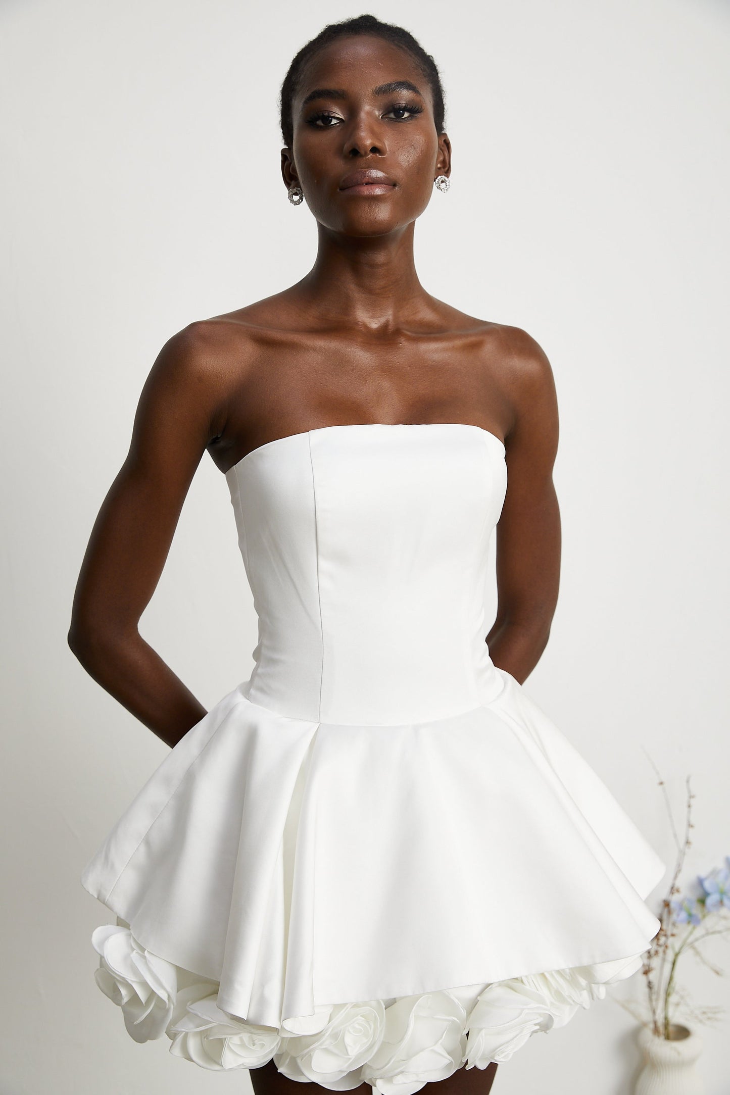 MARA | Vestido Mini sin Tirantes con Corsé y Capas de Pétalos en Color Blanco