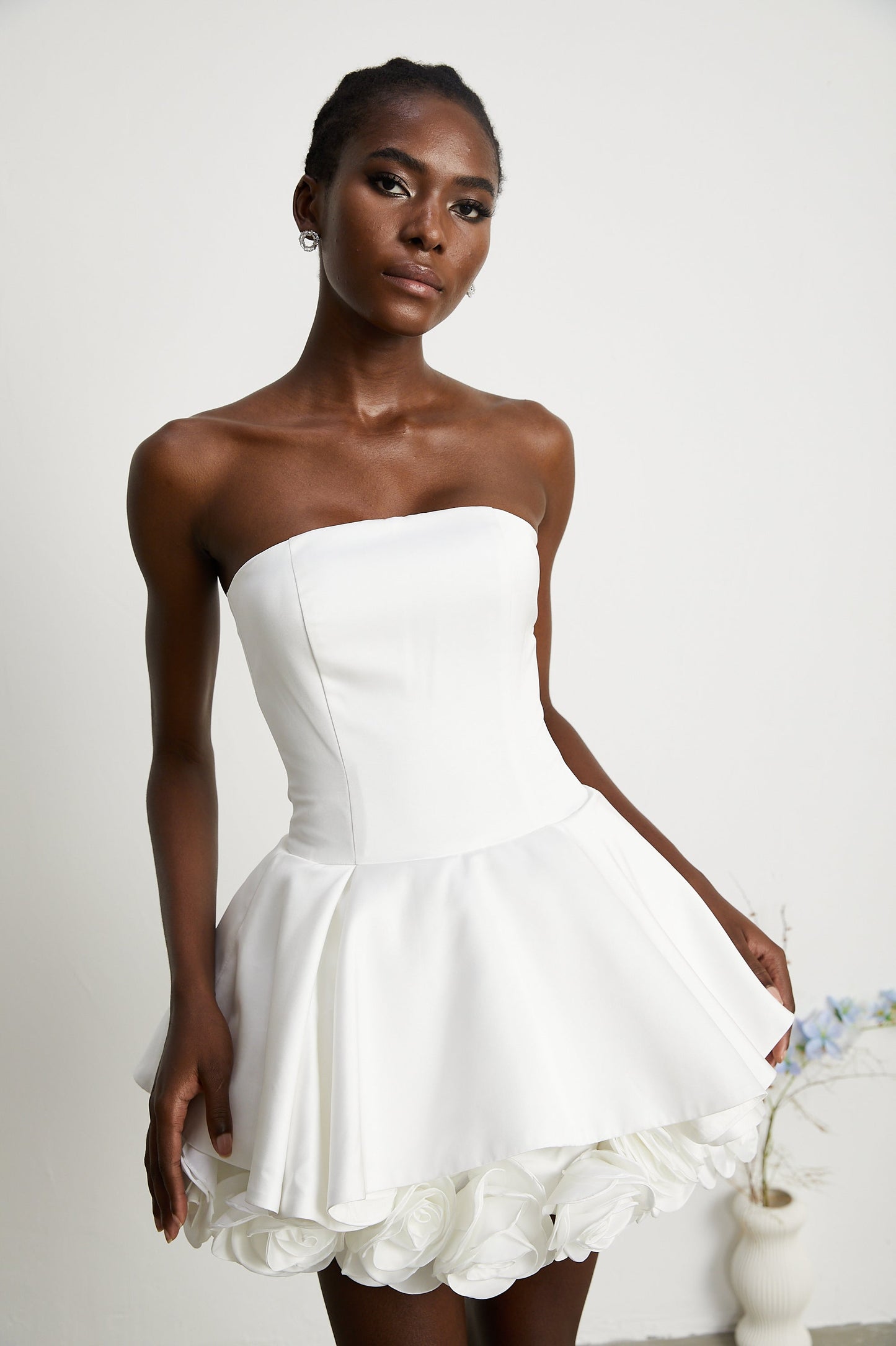 MARA | Vestido Mini sin Tirantes con Corsé y Capas de Pétalos en Color Blanco