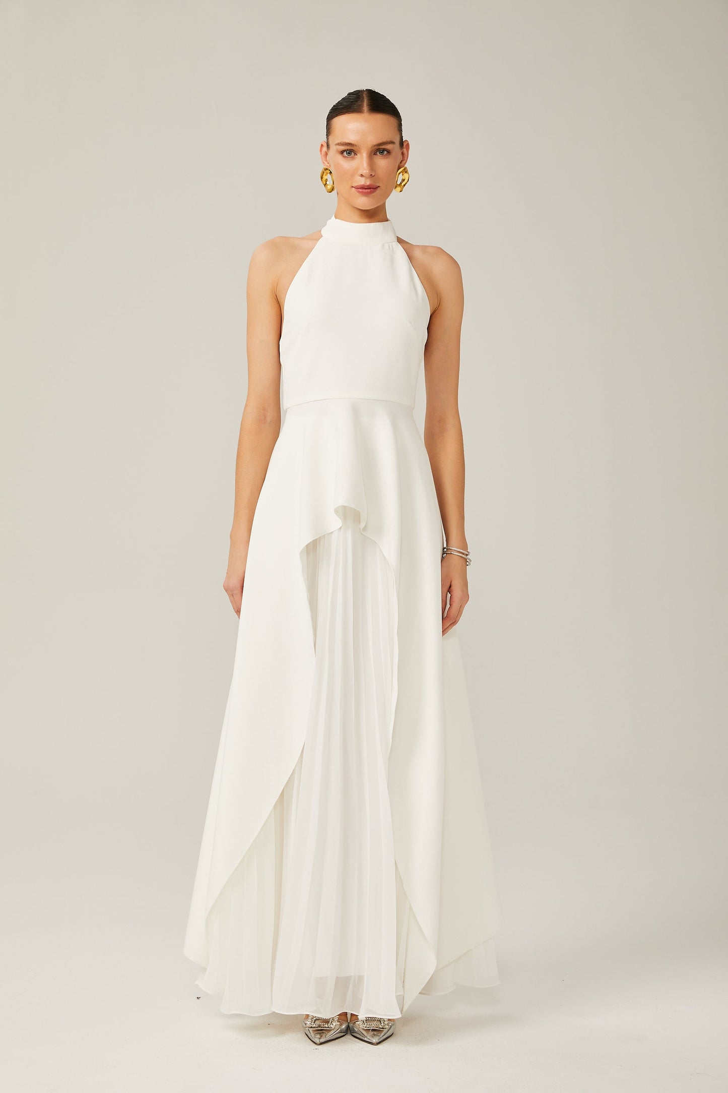 Vestido Largo con Capas y Cuello Halter Clara