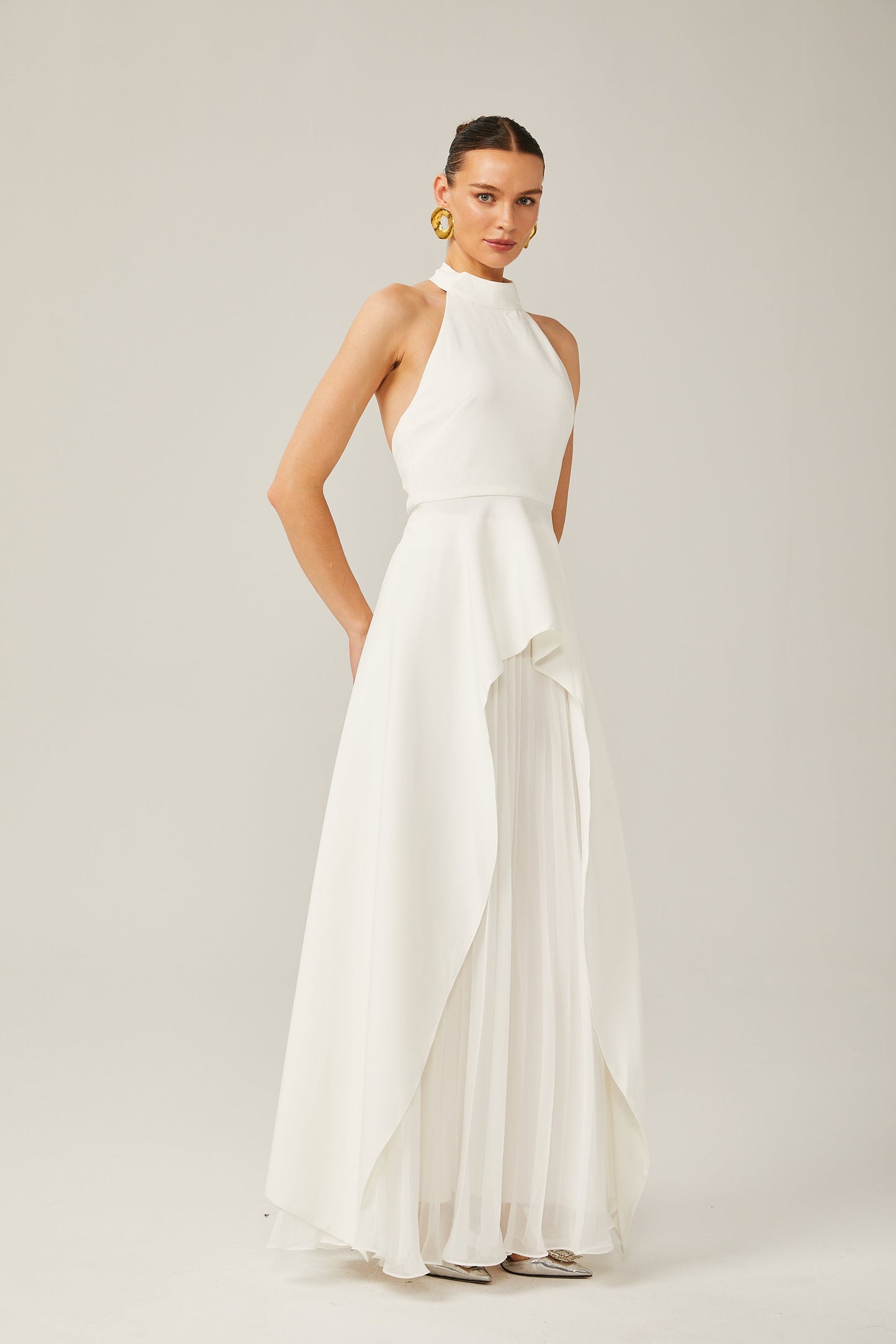 Vestido Largo con Capas y Cuello Halter Clara