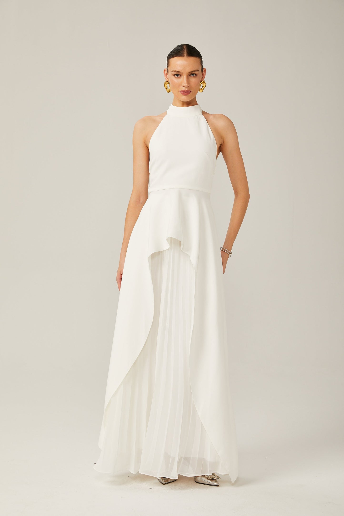 Vestido Largo con Capas y Cuello Halter Clara
