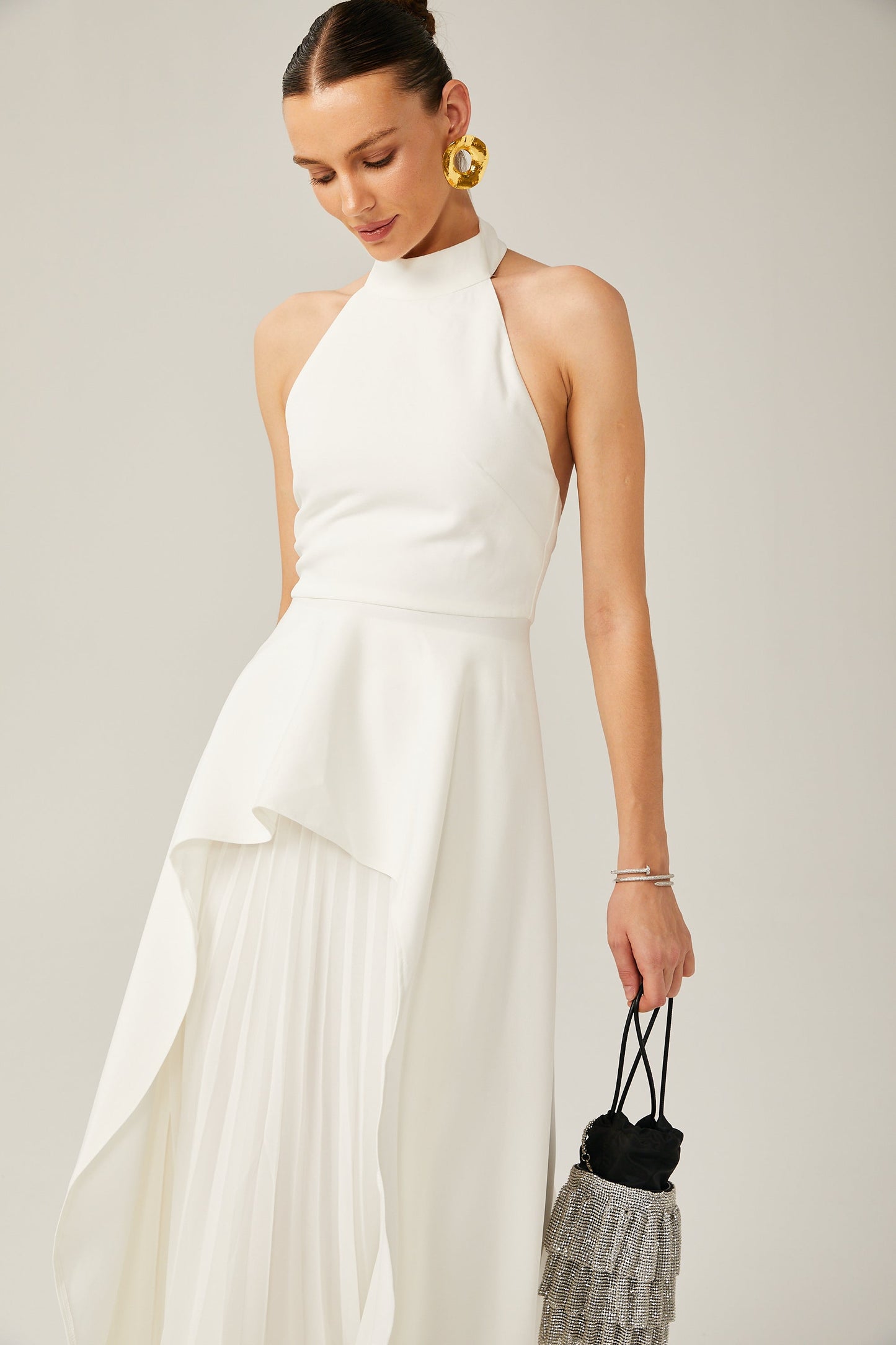 Vestido Largo con Capas y Cuello Halter Clara