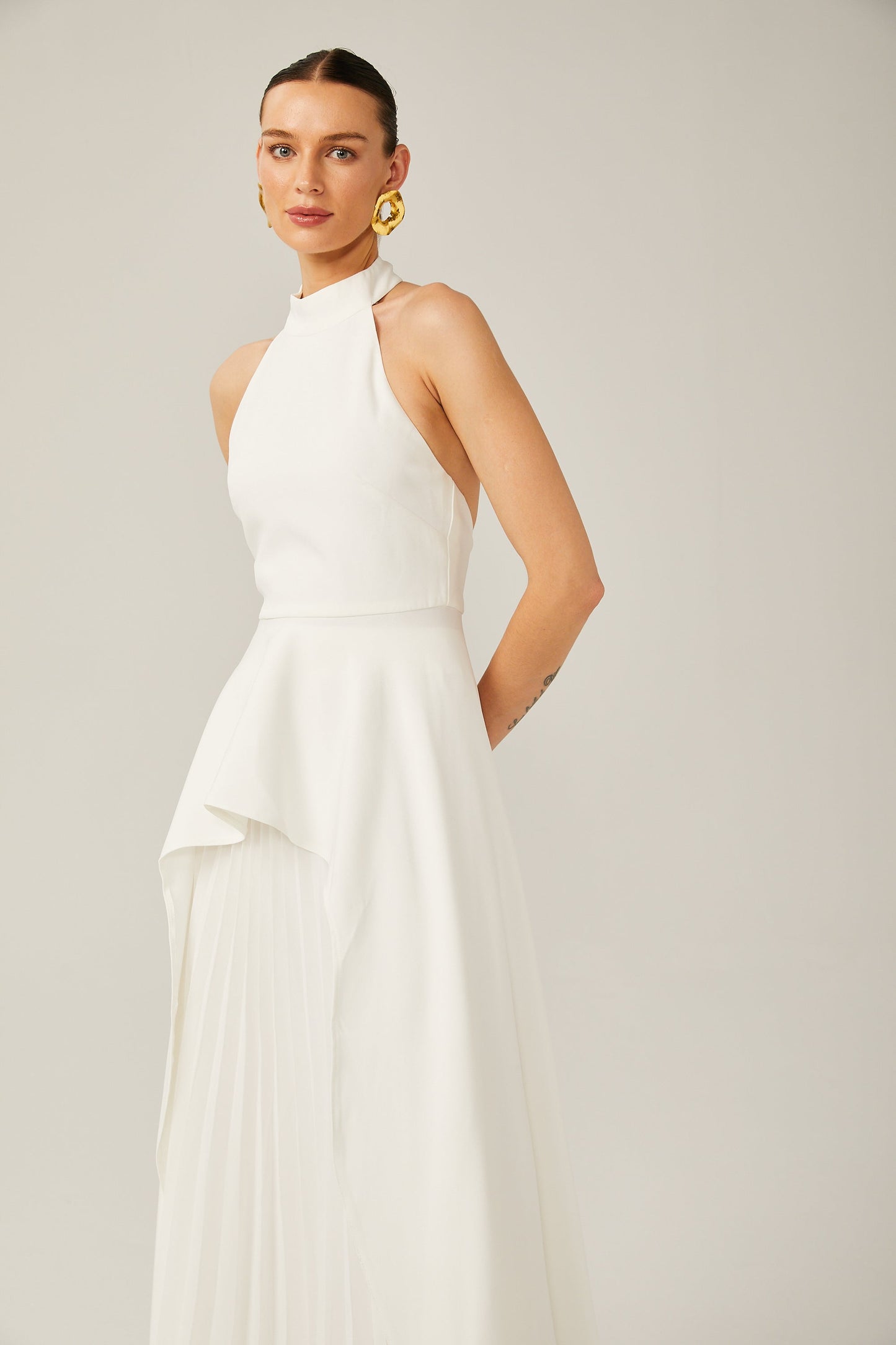Vestido Largo con Capas y Cuello Halter Clara