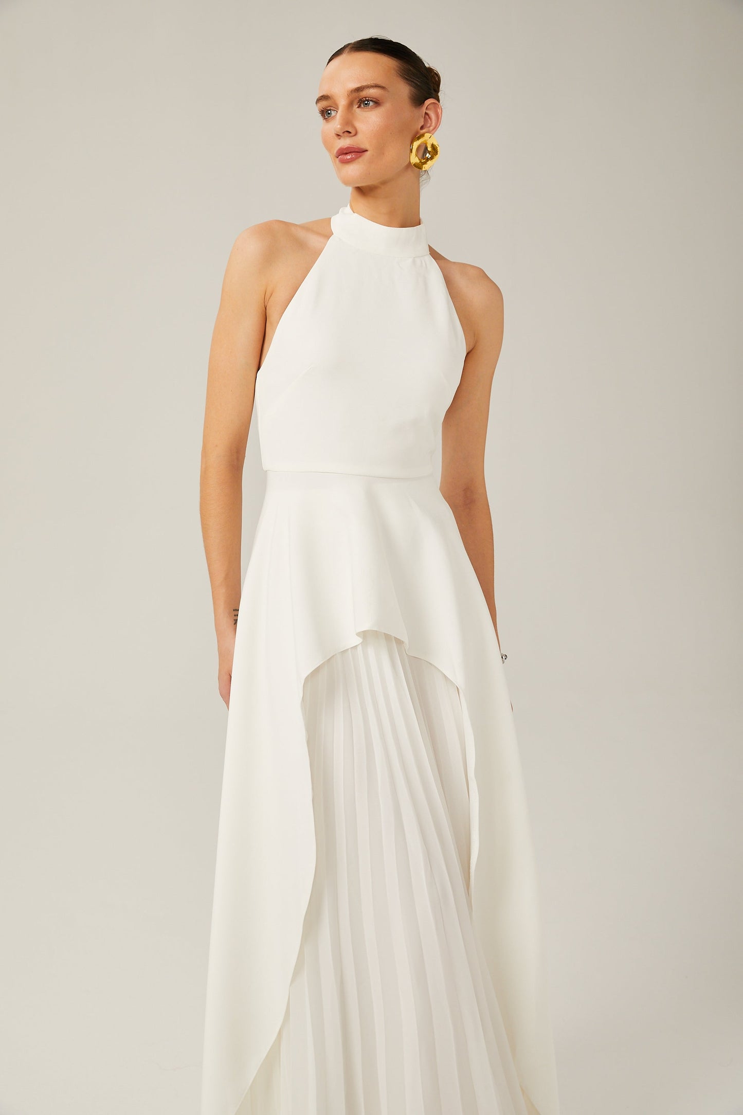 Vestido Largo con Capas y Cuello Halter Clara