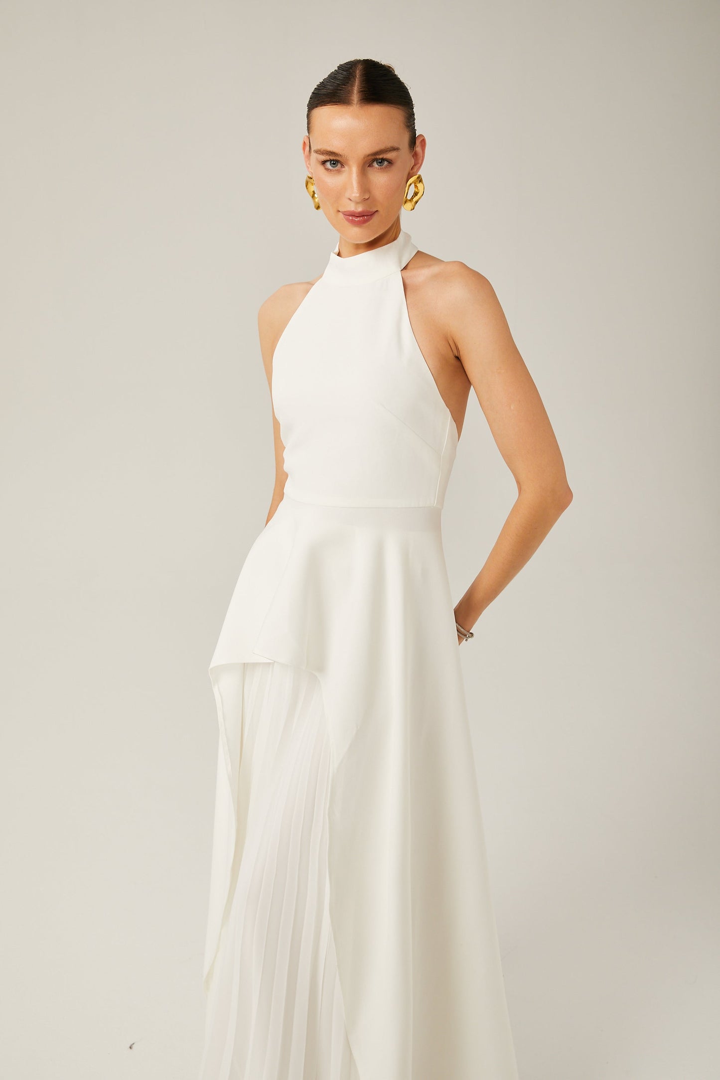 Vestido Largo con Capas y Cuello Halter Clara