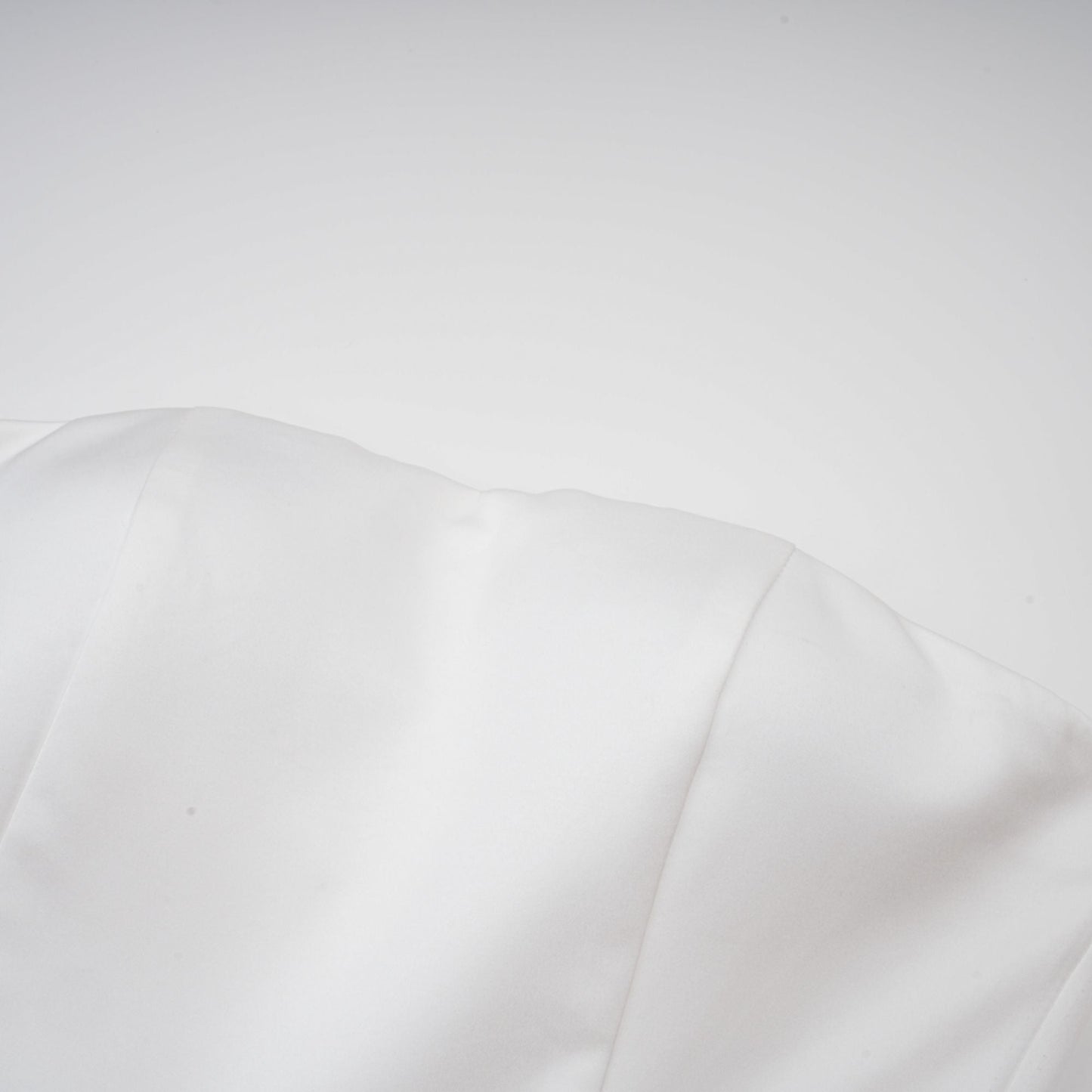 MARA | Vestido Mini sin Tirantes con Corsé y Capas de Pétalos en Color Blanco