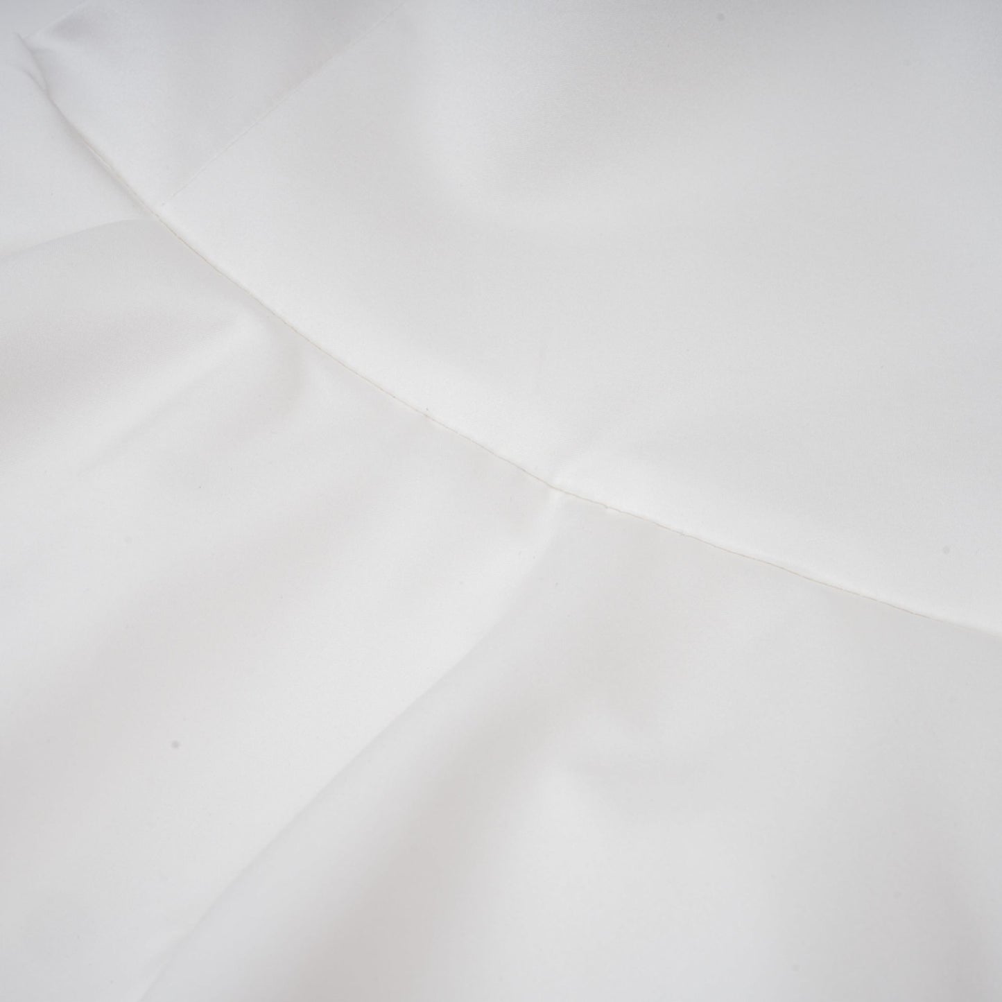 MARA | Vestido Mini sin Tirantes con Corsé y Capas de Pétalos en Color Blanco