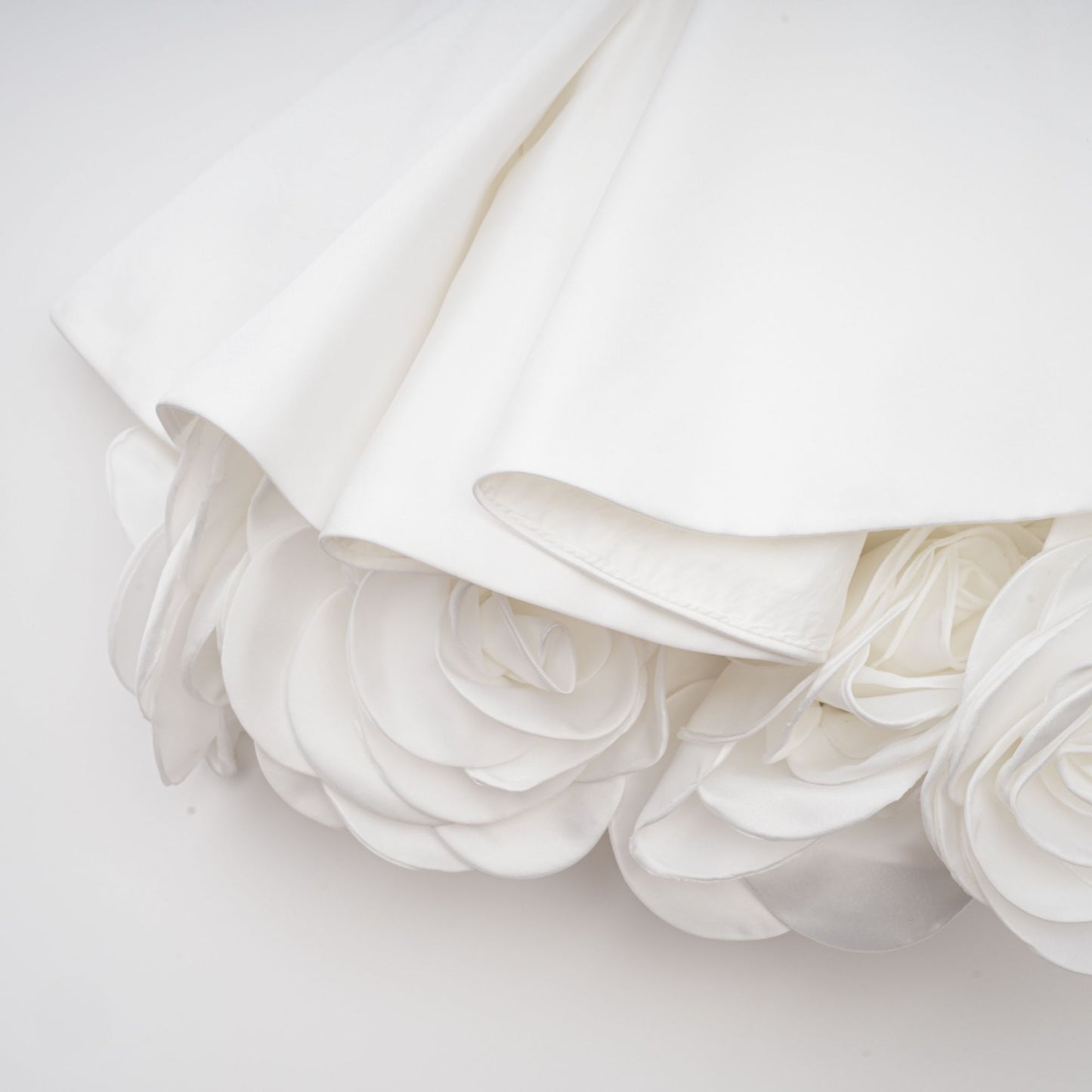 MARA | Vestido Mini sin Tirantes con Corsé y Capas de Pétalos en Color Blanco