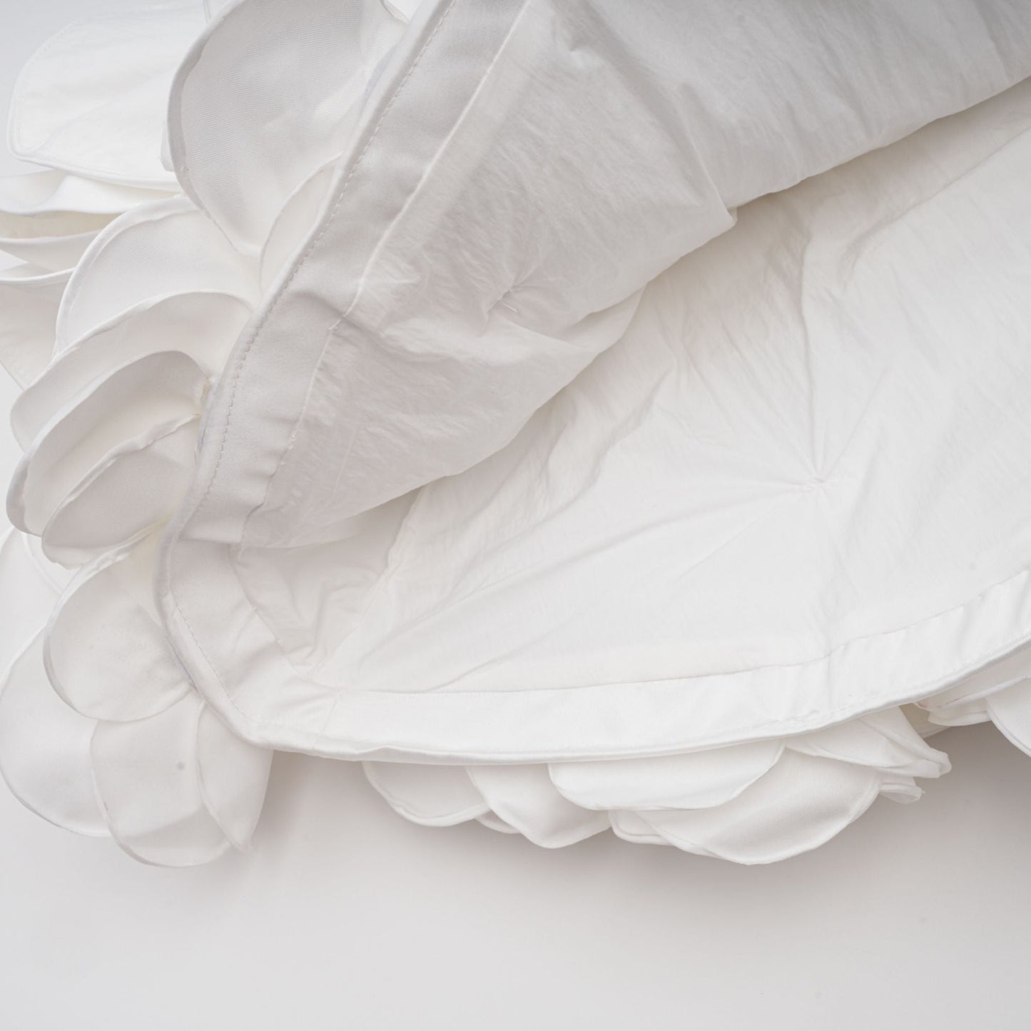 MARA | Vestido Mini sin Tirantes con Corsé y Capas de Pétalos en Color Blanco