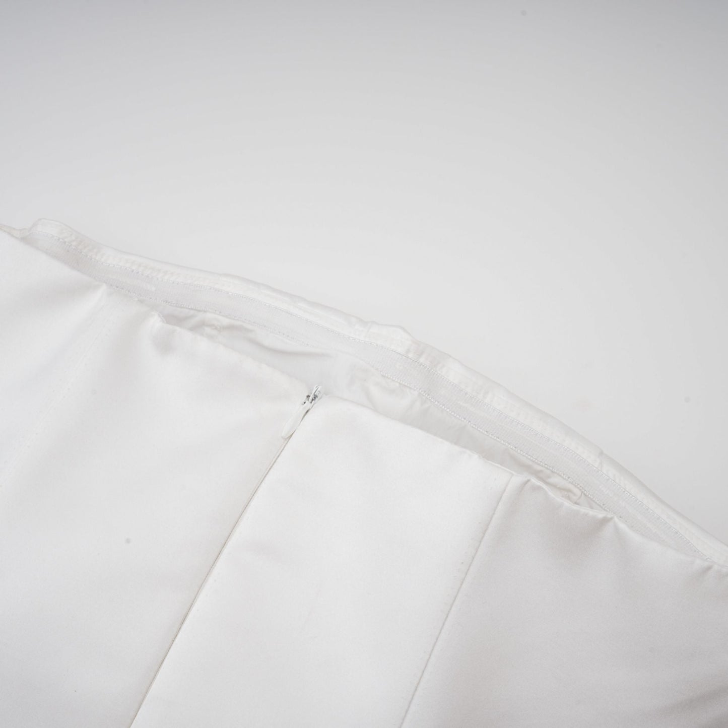 MARA | Vestido Mini sin Tirantes con Corsé y Capas de Pétalos en Color Blanco