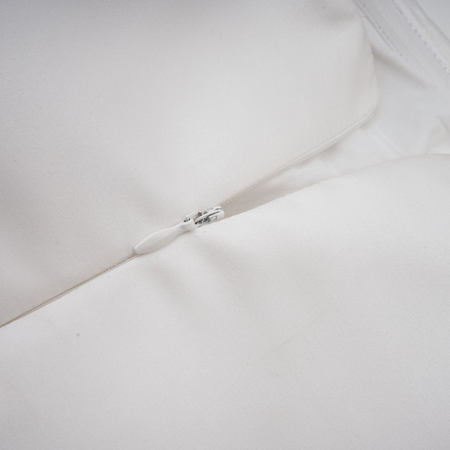 MARA | Vestido Mini sin Tirantes con Corsé y Capas de Pétalos en Color Blanco